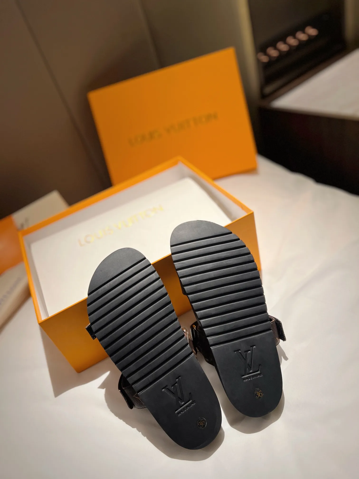 👟👟Ex-factory price P👟👟Ex-factory price P380👟👟 LV | Louis Vuitton ²⁰²³ 𝐬𝐬 🧡💚2023 spring and summer new style top version⚠️ The counter features the latest hot-selling slippers, hard goods are new🆕 ❥Purchase level! Full of high-end feel! A popular model among bloggers at home and abroad, it’s retro and fashionable and looks amazing on your feet! Mainly recommended model on the official website★ ━━━━━ ЅᏇєєt ━━━━━ ▪️Upper: original custom-made presbyopic fabric ▪️Lining: imported sheep leather ▪️Outsole: original ultra-light foam sole ▪️Shoe size: 35 to 43